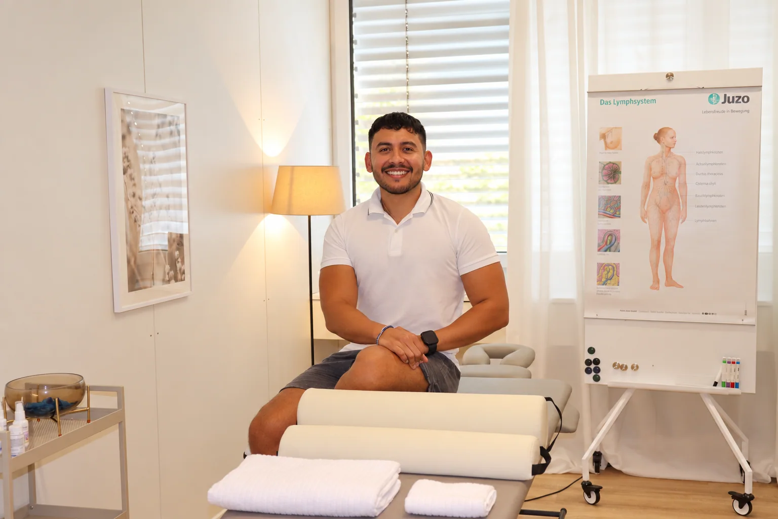 Carlos Iten im hellen MAYAMED Massagestudio in Baar