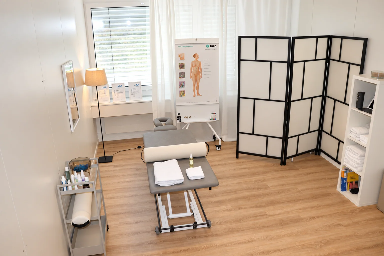 Das helle, ruhige MAYAMED Massagestudio an der Lättichstrasse in Baar